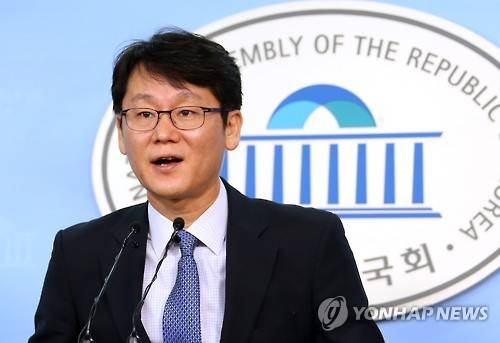 (서울=연합뉴스) 배재만 기자 = 권혁기 신임 국회 부대변인이 28일 오후 국회 정론관에서 취임 인사를 하고 있다. 2016.6.28 scoop@yna.co.kr http://blog.yonhapnews.co.kr/f6464