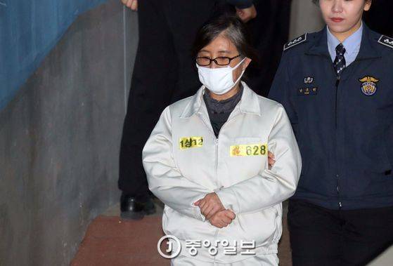 최순실씨가 재판을 받기 위해 서울중앙지법에 소환되고 있다. 강정현 기자