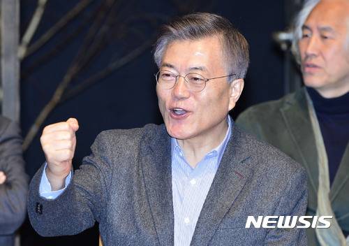 【서울=뉴시스】최동준 기자 = 더불어민주당 문재인 대선 경선 예비후보가 2일 서울 종로구 동양예술극장에서 문화예술인들을 만나 국악공연을 관람하며 추임새를 넣고 있다. 2017.04.02.   photocdj@newsis.com