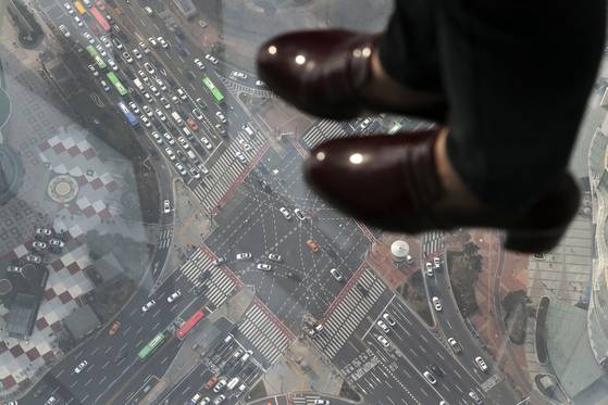 롯데월드타워 전망대. 45mm의 접합 강화유리로 제작된 유리 바닥은 1㎡당 1톤의 무게를 견딜 수 있다.