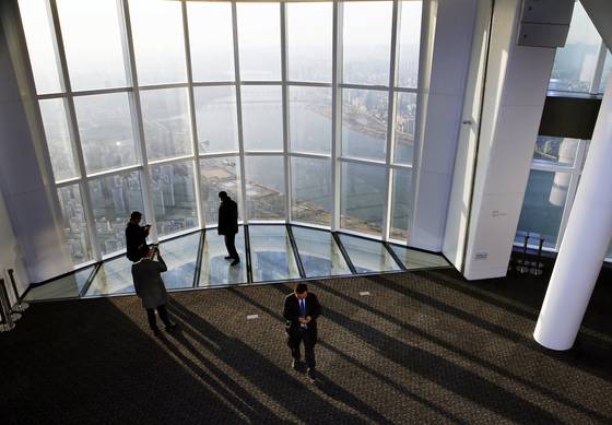 서울스카이는 지상 500m에 위치해 있으며 지하1,2층 그리고 117층부터 123층까지 총 9개층으로 구성되어 있다.