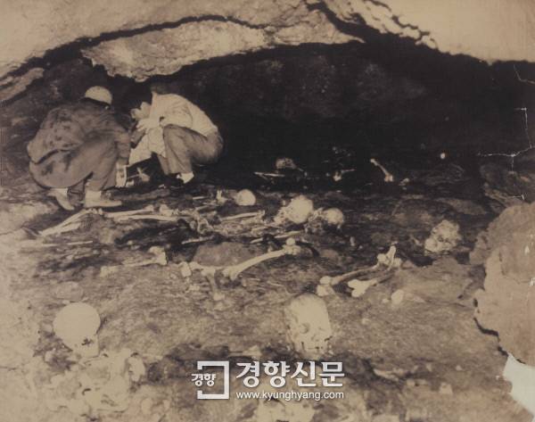 제주 4.3 연구소 현장 조사반이 4.3 사건 희생자로 추정되는 유골 11구가 발견된 북제주군 구좌읍 세화리 남서쪽 6km 지점 다랑쉬굴 내부를 조사하고 있다. 경향신문 자료사진