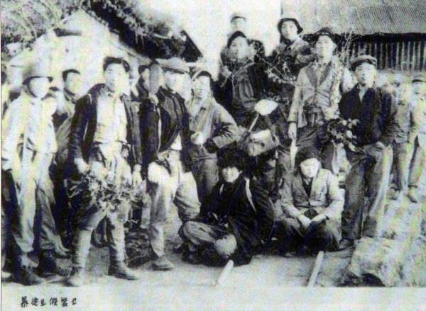 제주4.3사건 당시인 1949년 2월 2연대 특공대 장병들이 무장대로 가장했다. 당시 토벌에 나선 군인들이 무장대로 변장해 주민들의 사상을 검열한 사실이 확인됐다. 왼쪽 아래에 ‘폭도로 가장코’라는 설명이 뚜렷하다. 제주4.3사건진상규명 및 희생자명예회복위원회 제공