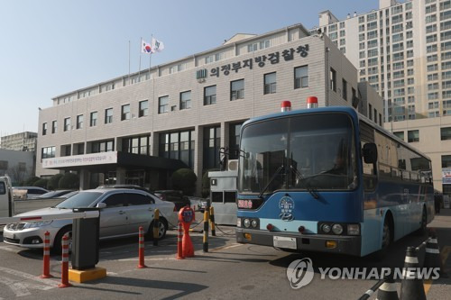 (의정부=연합뉴스) 임병식 기자 = 3일 오후 경기도 의정부시 녹양동 의정부지방검찰청에서 법무부 호송차량이 이동하고 있다.  이날 오후 의정부지검에서 강도강간 혐의자 피의자 강모(26)씨가 검찰 조사 중 도주했다. 2017.4.3 andphotodo@yna.co.kr(끝)