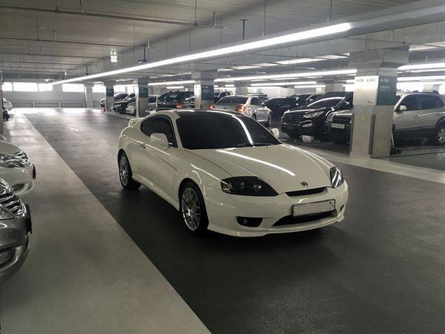 엠파크 매매단지에서 데려온 투스카니. 주차장을 빠져나오는 것부터 수동 운전 연습이 시작됐다.