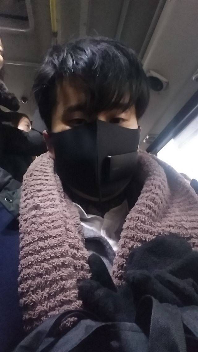 습도조절이 가능한 필터교체형 '스마트 마스크'를 구매한 차지후씨가 마스크를 착용한 모습. 차지후씨 제공