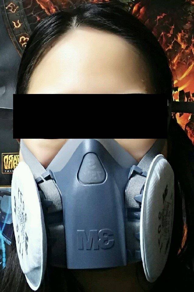 지난달 필터와 커다란 배기밸브까지 장착된 산업용 마스크를 구입한 권재희씨가 마스크를 착용한 모습. 권재희씨 제공