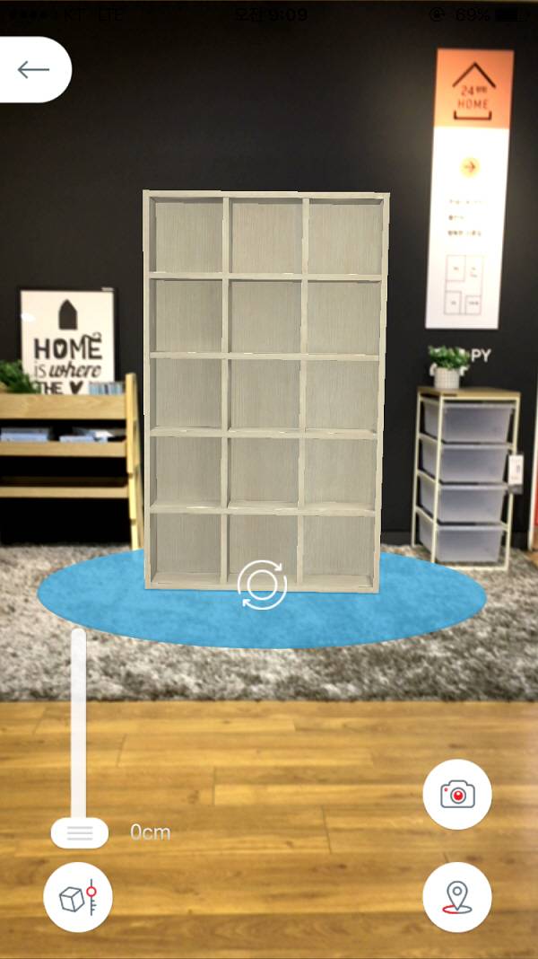 한샘몰 증강현실(AR) 기능으로 '샘책장'을 설치하는 모습