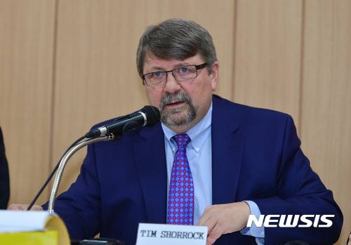 【광주=뉴시스】배동민 기자 = 미국 정부의 5·18 기밀문서를 공개한 미국 저널리스트 팀 셔록(66)이 4일 오전 광주 동구 금남로 5·18 민주화운동기록관에서 기자회견을 갖고 있다. 2017.04.04.   guggy@newsis.com