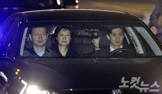 뇌물수수 등의 혐의로 구속영장이 발부된 박근혜 전 대통령이 지난달 31일 서울 서초동 서울중앙지검에서 서울구치소로 호송되고 있다. (사진=박종민 기자)