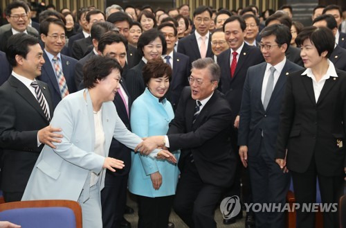 (서울=연합뉴스) 안정원 기자 = 더불어민주당 문재인 대선후보가 4일 오전 국회에서 열린  의원총회에 참석, 기념촬영시 경선과정에서 안희정 충남지사를 지지하던 정춘숙 의원을 옆자리로 오라고 하고 있다.  2017.4.4      jeong@yna.co.kr