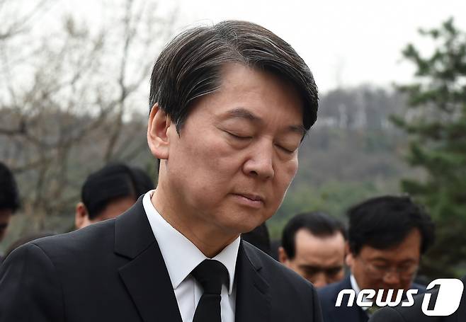 안철수 국민의당 대선후보가 4일 오후 서울 동작구 국립현충원 김대중 대통령 묘역을 찾아 참배를 하고 있다. 2017.4.5/뉴스1 © News1 송원영