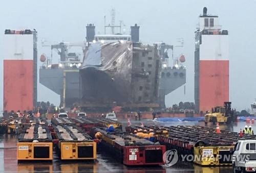 (목포=연합뉴스) 최재구 기자 = 반잠수선 화이트마린호에 실린 세월호가 5일 전남 목포신항에서 모듈 트랜스포터의 진입을 위해 세로방향으로 재접안 하고 있다. 2017.4.5      jjaeck9@yna.co.kr