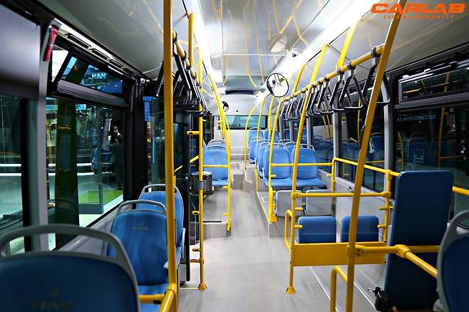 실내바닥은 운전석부터 차체 맨 뒤까지 평평하게 유지된다