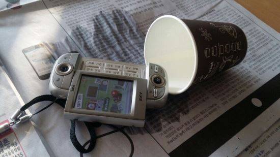 엎질러진 2G폰을 연출해 봤다.