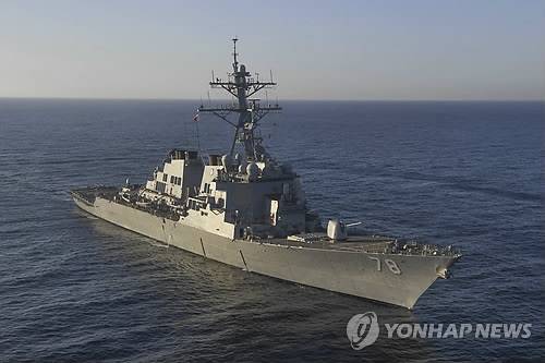 (워싱턴 AP=연합뉴스) 미국 유도미사일 구축함 '포터'가 지난달 9일(현지시간) 지중해로 진입하고 있다. 미 정부 관계자는 5일 지중해를 항해 중인 2척의 미 군함이 시리아의 공군 비행장을 향해 60∼70발의 토마호크 크루즈 미사일을 발사했다고 밝혔다.    ymarshal@yna.co.kr