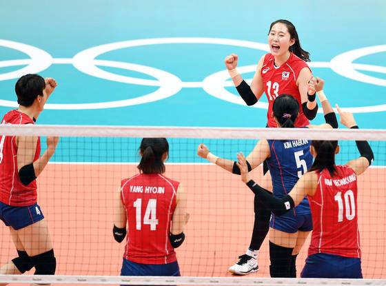 박정아 선수가 6일 오전(현지시간) 브라질 리우데자네이루 마라카나징유 배구 경기장에서 진행된 2016 리우올림픽 여자배구 조별예선 1차전 대한민국-일본의 경기에서 득점 후 동료들과 환호하고 있다. [올림픽사진공동취재단]