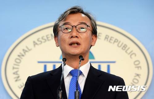 【서울=뉴시스】홍효식 기자 = 9일 오후 서울 여의도 국회 정론관에서 더불어민주당 전재수 의원이 안철수 국민의당 대선후보의 검증 관련 브리핑을 하고 있다. 2017.04.09.   yesphoto@newsis.com