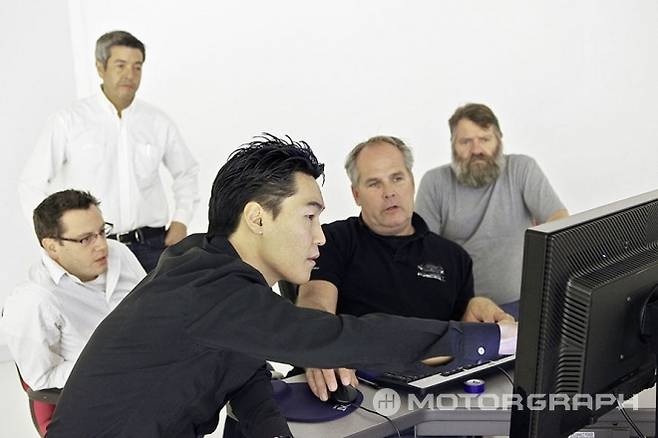 메르세데스-벤츠의 치프 선행 디자이너 이일환(휴버트리)가 자신의 팀원들에게 디자인에 대해 의견을 제시하고 있다.