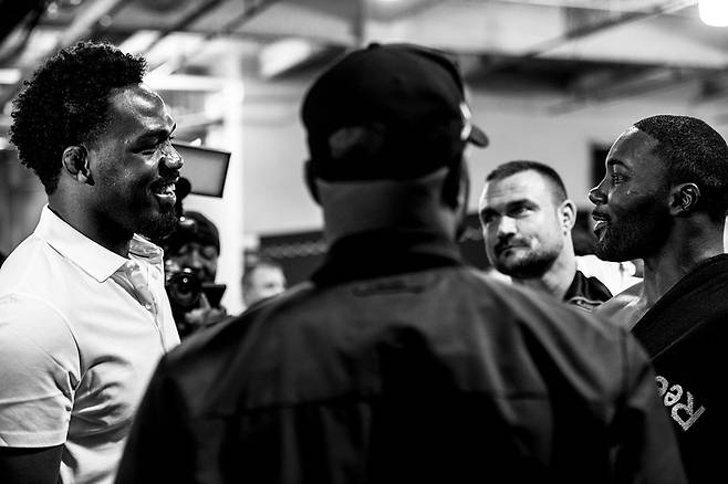 ▲ 돌아오는 존 존스(왼쪽)와 떠나는 앤서니 존슨이 9일(한국 시간) UFC 210이 끝나고 백스테이지에서 인사를 나눴다. ⓒUFC