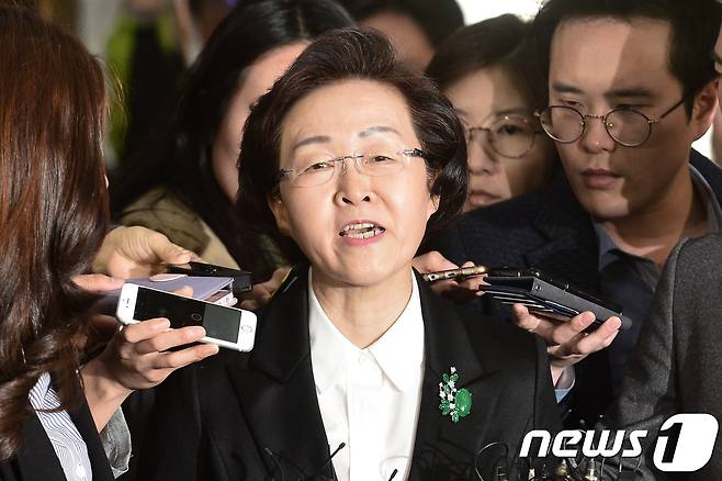 공직선거법 위반 혐의를 받고 있는 신연희 강남구청장이 서울 종로구 서울지방경찰청에 조사를 받기 위해 소환되고 있다. 신 구청장은 카카오톡 단체대화방에서 노무현 전 대통령과 문재인 더불어민주당 대선 후보를 비방하는 발언을 한 혐의를 받고 있다. 2017.4.11/뉴스1 © News1 민경석 기자