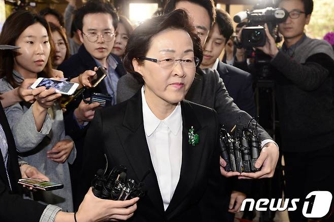공직선거법 위반 혐의를 받고 있는 신연희 강남구청장이 지난 4월 11일 오후 서울 종로구 서울지방경찰청에 조사를 받기 위해 소환되고 있다.  /뉴스1 © News1 민경석 기자
