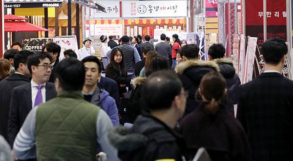ⓒ연합뉴스 1월6일 열린 제43회 프랜차이즈 창업박람회에서 예비 창업자들이 업체 부스를 둘러보고 있다.