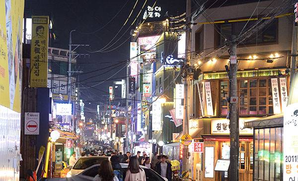 ⓒ시사IN 윤무영 서울 강남구 논현동에는 백종원씨가 대표자로 되어 있는 프랜차이즈 매장이 밀집한 ‘백종원 거리’가 있다.