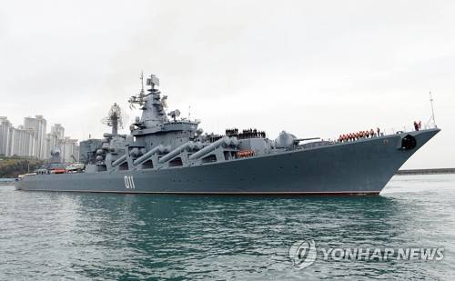 (부산=연합뉴스) 11일 오전 부산 해군작전사령부 부두로 러시아 해군의 유도탄 순양함 바랴크함이 입항하고 있다. 슬라브급 유도탄 순양함인 바랴크함은 최대속력이 시속 약 59㎞다. P-500 바잘트 대함미사일 16기, S-300 장거리 대공미사일 64기, AK-130 130㎜ 함포 1문, Ka-25 헬기 1대를 탑재하고 있다. 승조원은 520여명이다. 2017.4.11 [해군작전사령부 제공=연합뉴스]      pitbull@yna.co.kr