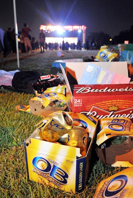 축제 중인 대학 캠퍼스에서 어렵지 않게 찾아볼 수 있는 음주의 흔적들. [중앙포토]