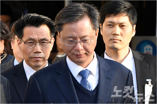 영장실질심사를 마친 우병우 전 청와대 민정수석이 11일 오전 서울중앙지법을 나서고 있다. 박종민기자