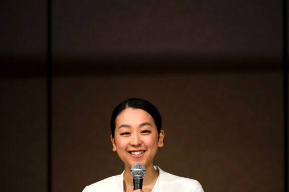 일본 피겨스케이팅 선수 아사다 마오가 12일 일본 도쿄의 한 호텔에서 은퇴 기자회견을 갖고 은퇴 결정의 계기와 심경 등을 밝혔다.AFP 연합뉴스 일본 피겨스케이팅 선수 아사다 마오가 12일 일본 도쿄의 한 호텔에서 은퇴 기자회견을 갖고 은퇴 결정의 계기와 심경 등을 밝혔다.AFP 연합뉴스