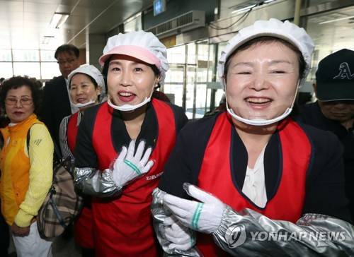 (광주=연합뉴스) 박철홍 기자 = 더불어민주당 문재인 대선후보의 아내인 김정숙 씨(오른쪽)가 12일 오전 광주 남구 빛고을노인건강타운 구내식당에서 이재명 성남시장의 부인 김혜경 씨와 함께 배식봉사하고 있다. 2017.4.12      pch80@yna.co.kr