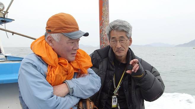세월호 희생자 가족과 대화를 나누는 소설가 김훈. <한국방송> 제공