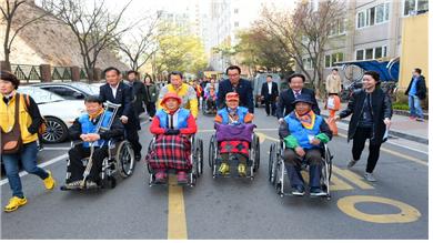 김동율 서울시의원이 12일 장애인 넓은 세상보기 국토순례 발대식에서 장애인을 배웅하고 있다(오른쪽 첫번째 휠체어).