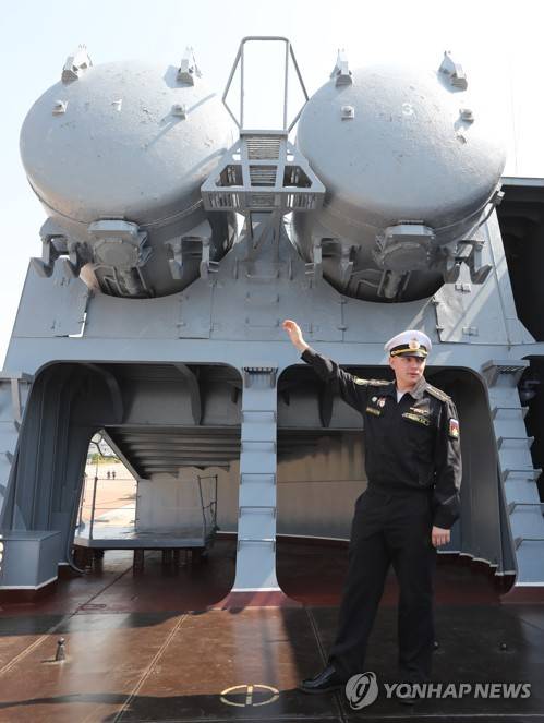 (부산=연합뉴스) 김재홍 기자 = 13일 부산 해군작전사령부에 정박한 러시아 해군 태평양함대 소속의 1만1천t급 유도탄 순양함 바랴크함의 갑판에서 러시아 해군 장교가 우현의 P-500 바잘트 대함미사일 발사대에 대해 설명하고 있다. 바랴크함은 우현과 좌현에 각각 8문의 P-500 바잘트 대함미사일 발사대를 갖추고 있다. 2017.4.13      pitbull@yna.co.kr