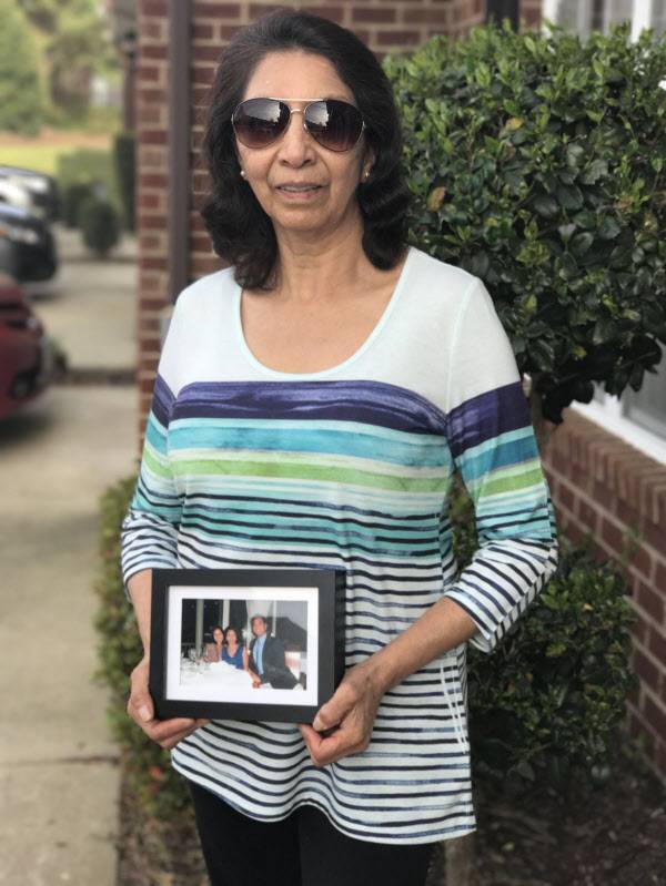 지난 10일(현지 시각) 베티 쿠에바씨가 가족사진을 들고 있다. 그의 아들 다니엘 페레즈 쿠에바는 지난 2007년 버지니아 공대 총기 난사사건 때 희생당했다./The Virginian-Pilot