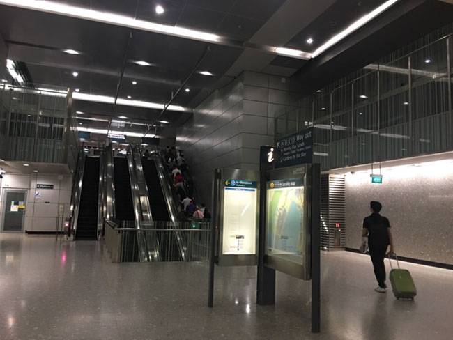 싱가포르 MRT 창이공항역. 우리나라의 T머니격인 이지링크 카드를 살 수 있다.