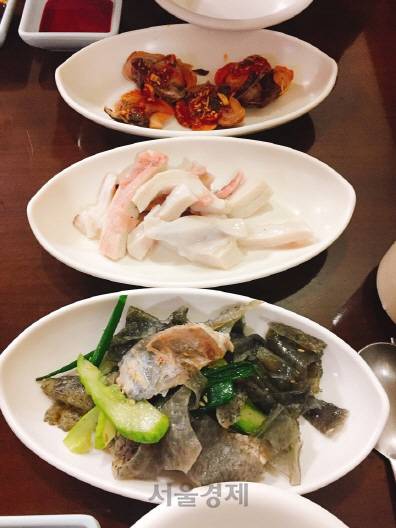 피꼬막(위부터), 문어 머리 숙회, 농어 껍질 무침. 피꼬막은 씨알이 굵고 씹히는 맛이 그만이다. 문어는 조금만 오래 익혀도 쉽게 질겨져 조리하기 어려운데, 살짝 데친 듯 삶아내 부드럽게 넘어간다.