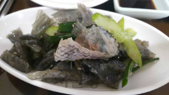 농어 껍질 무침이 물건이다. 문어와는 반대로 농어 껍질은 충분히 삶지 않으면 뻑뻑한데 오래 삶아서 쫄깃쫄깃한 콜라겐 느낌이 난다. 참기름 양념을 해 고소하다.