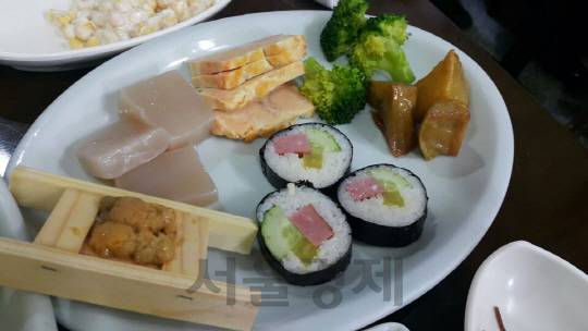 성게알(왼쪽 아래부터 시계 방향으로), 우뭇가사리 묵, 광어알 계란찜, 브로콜리, 고구마 맛탕, 김초밥.