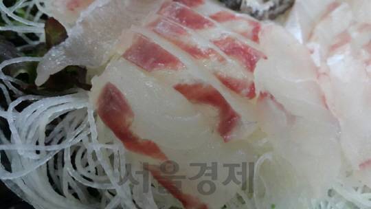 광어회. 한 눈에 보기에도 활어보다 육질이 훨씬 단단하다.