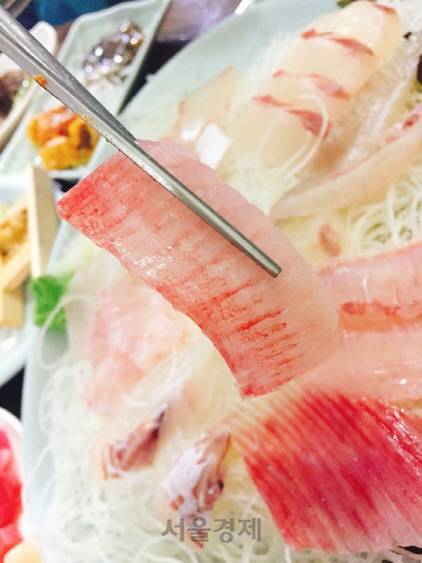 보석처럼 반질반질 빛나는 홍어회. 뼈와 같이 썰어 오독오독한 맛이 재미있다. 오늘 아침 홍어가 물이 너무 좋아 들이셨다고.