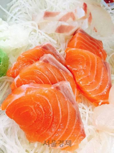 주인장 아주머니의 서비스는 계속돼 연어도 내주셨다. 기름기가 도는 좋은 연어다.