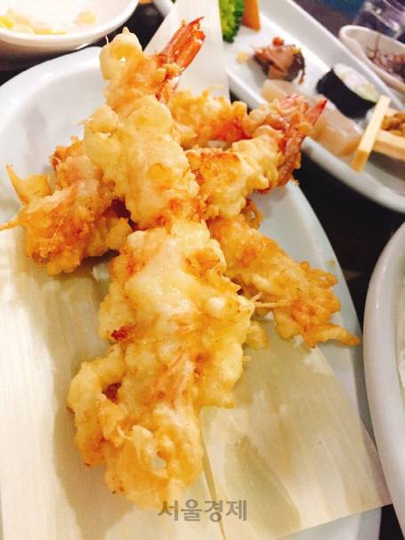 회를 대강 먹고 나면 새우튀김이 나온다. 새우도 절대 냉동을 쓰지 않고 그날 사 온 새우로 조리한다고 한다. 좋은 기름을 썼기 때문에 느끼하지 않고 바삭바삭하다.