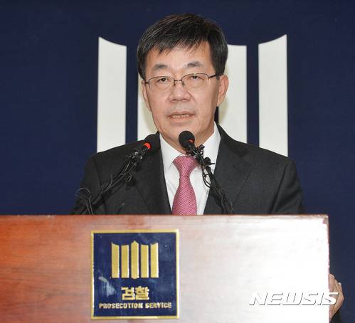 검찰 특별수사본부(1기) 본부장인 이영렬 서울중앙지검장은 지난해 11월20일 최순실 안종범 정호성 등 3명을 구속기소하면서 국정농단 사건의 중간 수사결과를 발표했다. 검찰은 박근혜 대통령을 최순실씨의 공범으로 적시하고 헌정 사상 처음으로 현직 대통령을 피의자로 입건했다. 뉴시스