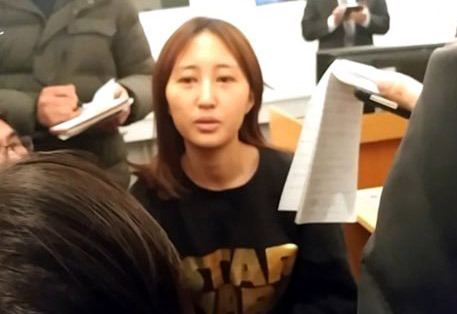 유럽으로 도피한 최순실씨의 딸 정유라씨. 특검팀은 지난해 12월20일 체포영장을 발부받아 인터폴에 수배를 요청했다. 이후 정씨는 덴마크에서 올해 1월1일(현지시간) 현지 경찰에 체포됐다. 체포된 정씨가 1월3일 법원에서 기자들과 인터뷰를 하고 있는 모습. 그는 국내 송환을 거부한 채 소송을 벌이고 있다. 뉴시스