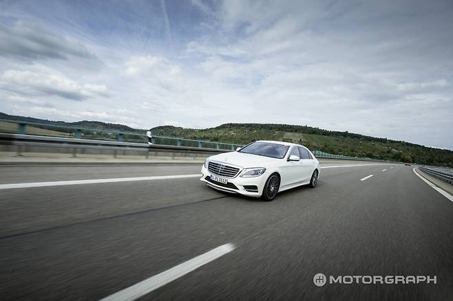 신형 M256 엔진의 테스트 차량으로 메르세데스-벤츠 S클래스가 낙점됐다.