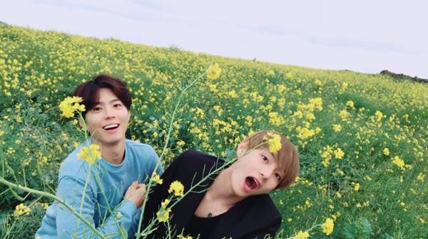 방탄소년단 뷔-박보검의 우정이 화제다. 사진=방탄소년단 트위터