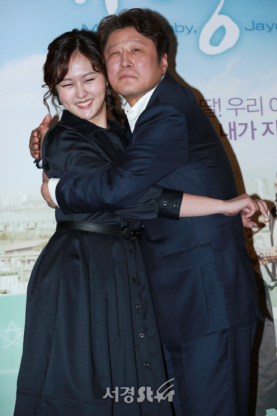배우 오예설, 김정균이 영화 ‘지렁이’ VIP 시사회에 참석해 포즈를 취하고 있다.